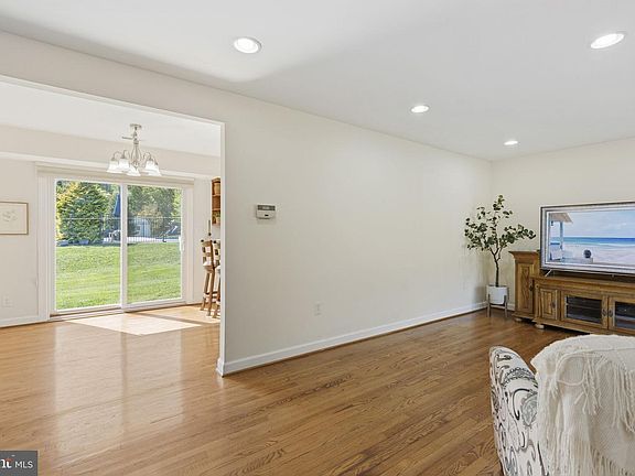 4th image of 3710 Hilltop Dr