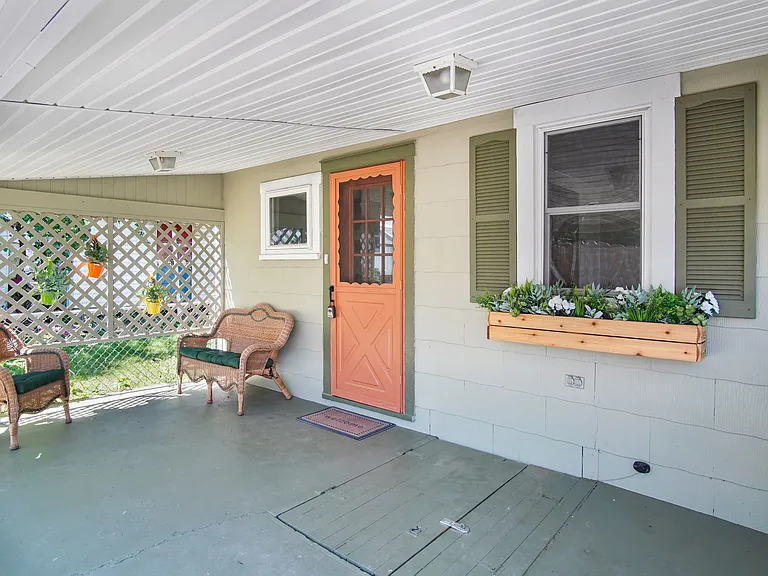 Front covered patio - furniture included