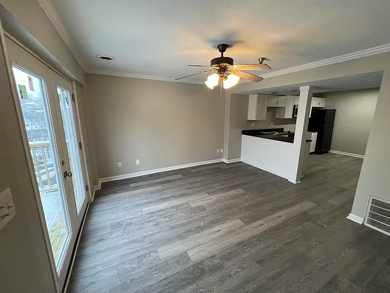 300 Stewart Ln #31 — Photo 1