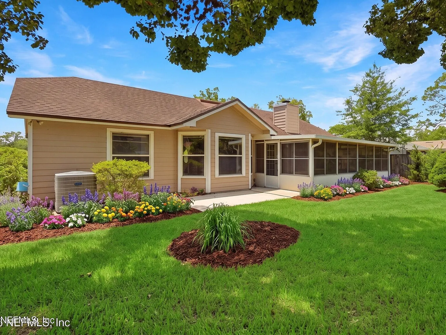 3 bed, 2.0 bath, 1443 sqft, $2,295 — Photo 2