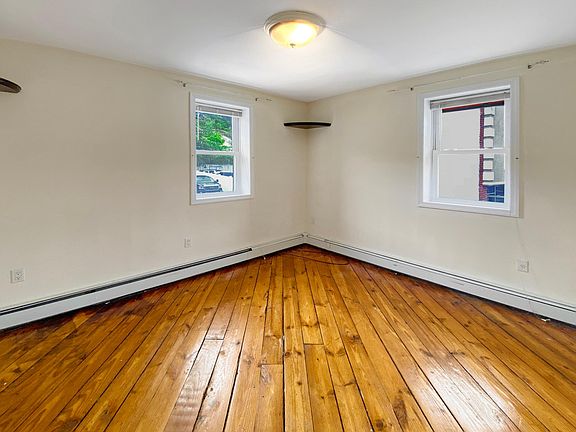5th image of 1012 W Jericho Tpke