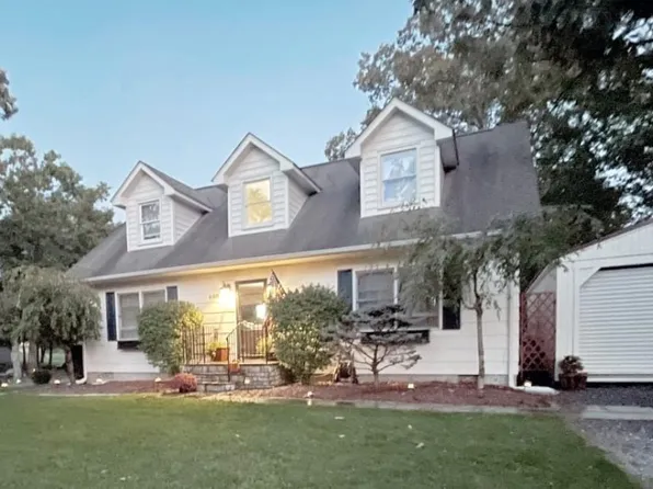 600 Lakeview Dr, Cross Junction, VA 22625