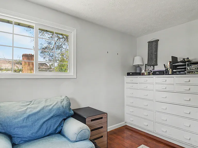 1533 Medford Ln — Photo 12