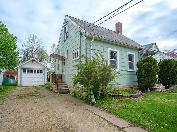 3rd image of 1309 2nd St NE