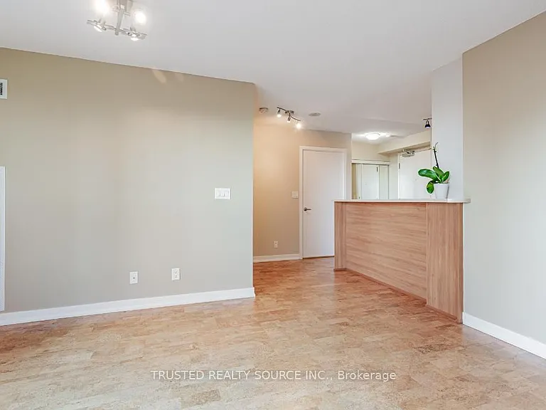 38 Lee Centre Dr #906 — Photo 12