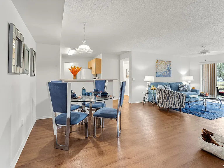 Bella Vista Apartments — Photo 9