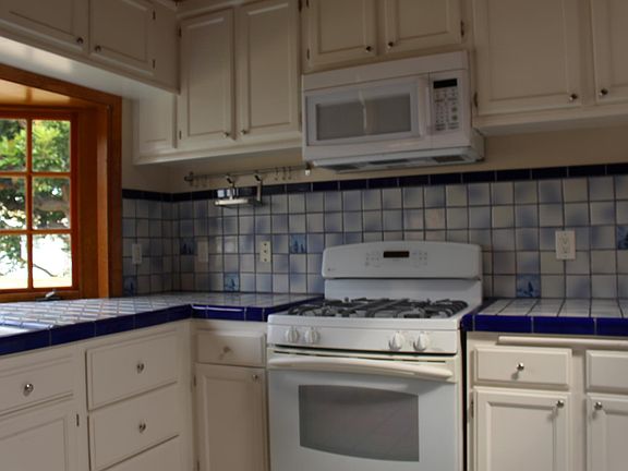 Gas stove/oven and microwave