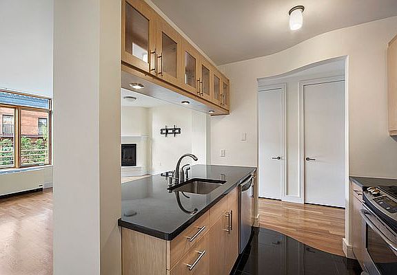 5th image of 2077 5th Ave APT 5B