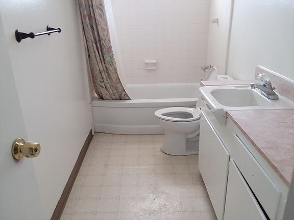 3rd image of 1678 Woodbend Dr