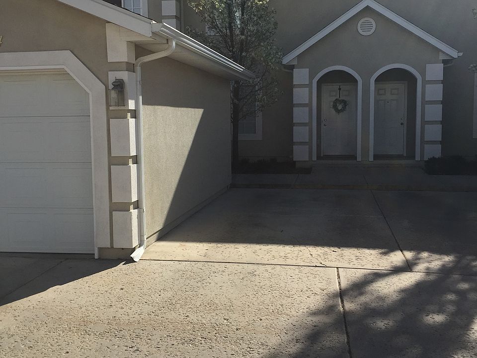 Townhome in Popular Briar Ridge