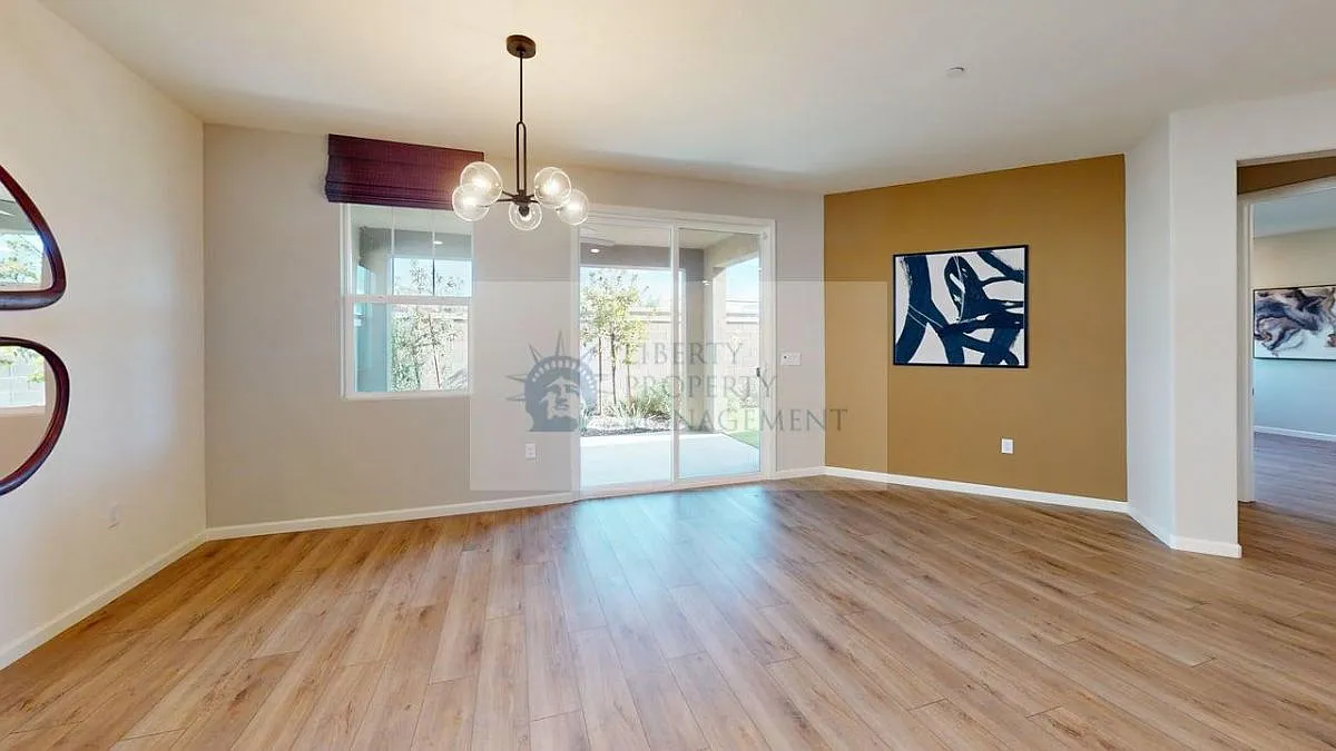 3 bed, 1926 sqft, $2,795 — Photo 4