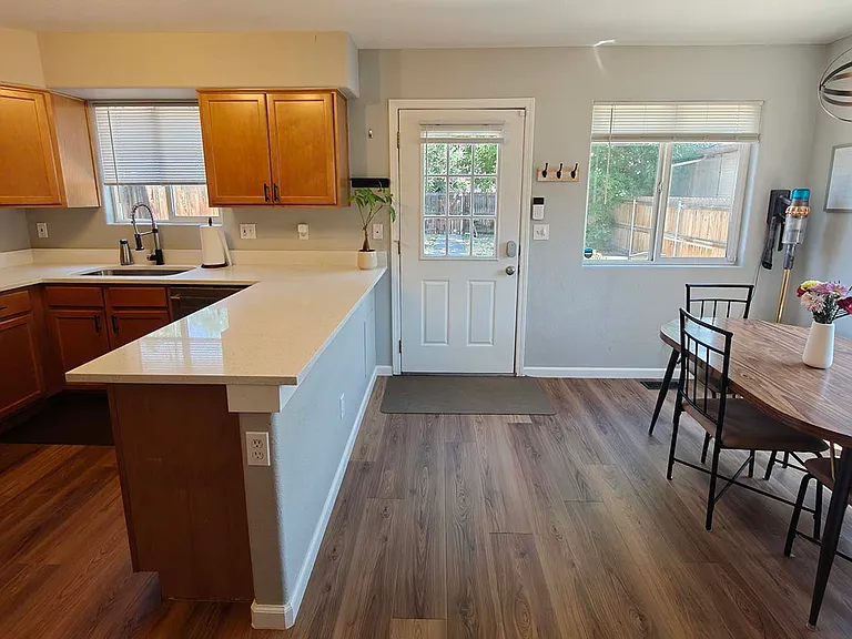832 Mariposa St — Photo 4