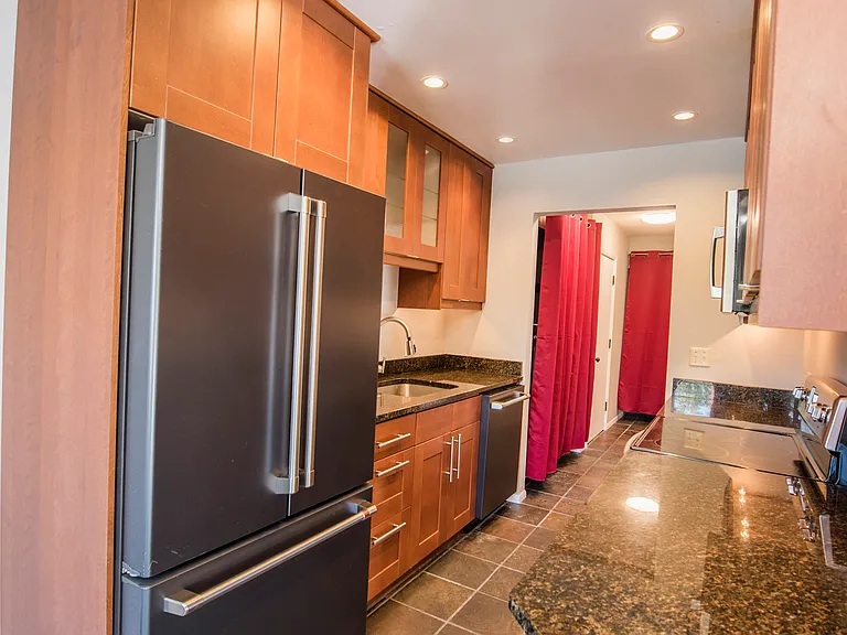 2562 Thorndyke Ave W #304 — Photo 6