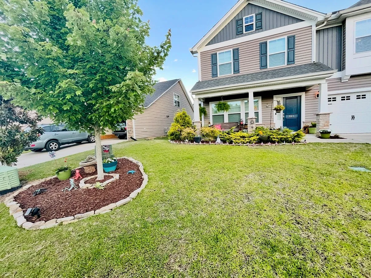 5 bed, 2.5 bath, 2572 sqft, $2,590 — Photo 3