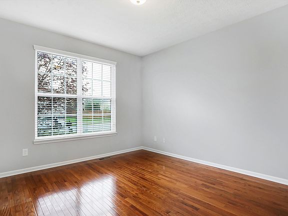 5th image of 320 Plainville Dr