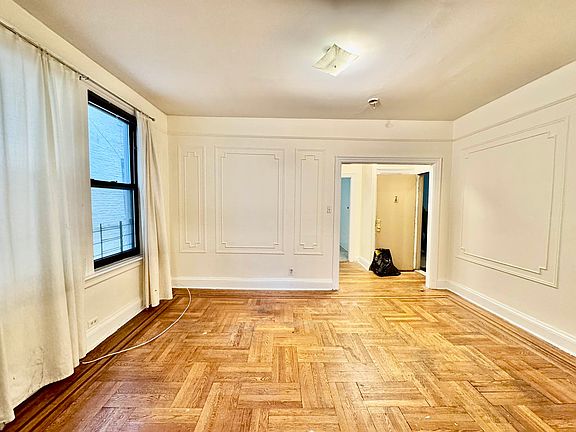 4th image of 2460 27th St #1F