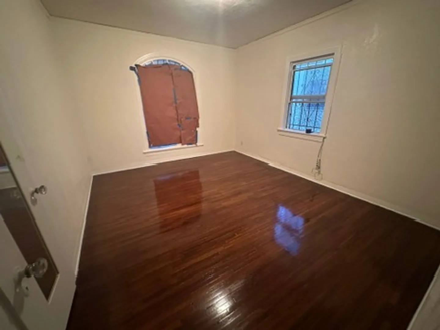 Large, 3 bedroom 1 bath, corner-lot single family home — Photo 1