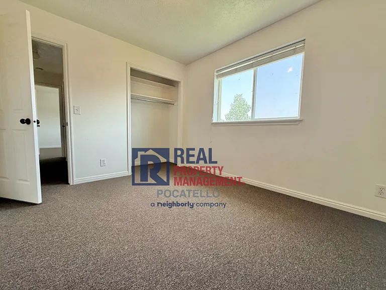 1586 Dustin Cir — Photo 19