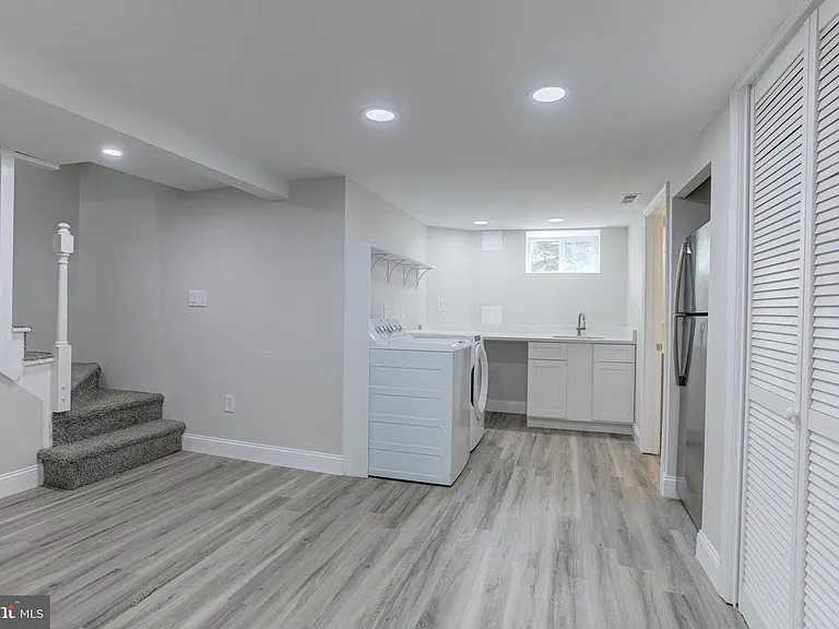 702 Kingston Rd — Photo 43