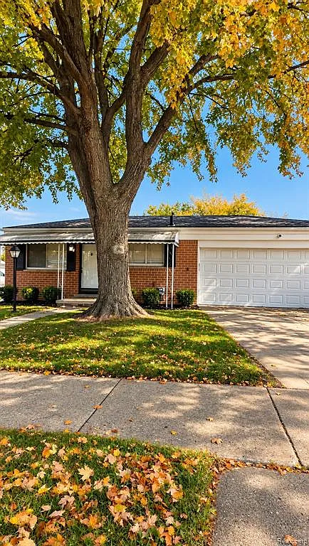 3 bed, 1.0 bath, 1429 sqft, $1,750 — Photo 2