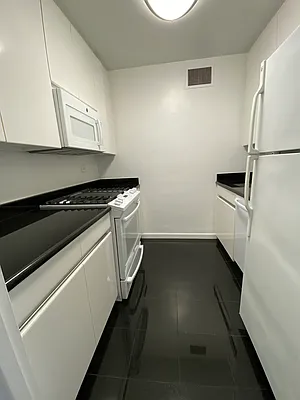 Rented by Solow Realty | media 7