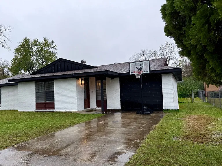 2213 Angus St — Photo 1