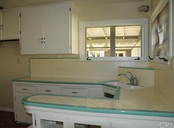 5th image of 2864 N Mountain View Ave