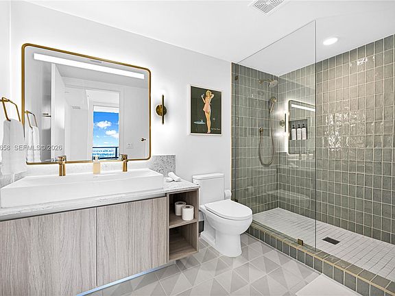 4th image of 159 NE 6th St #4015