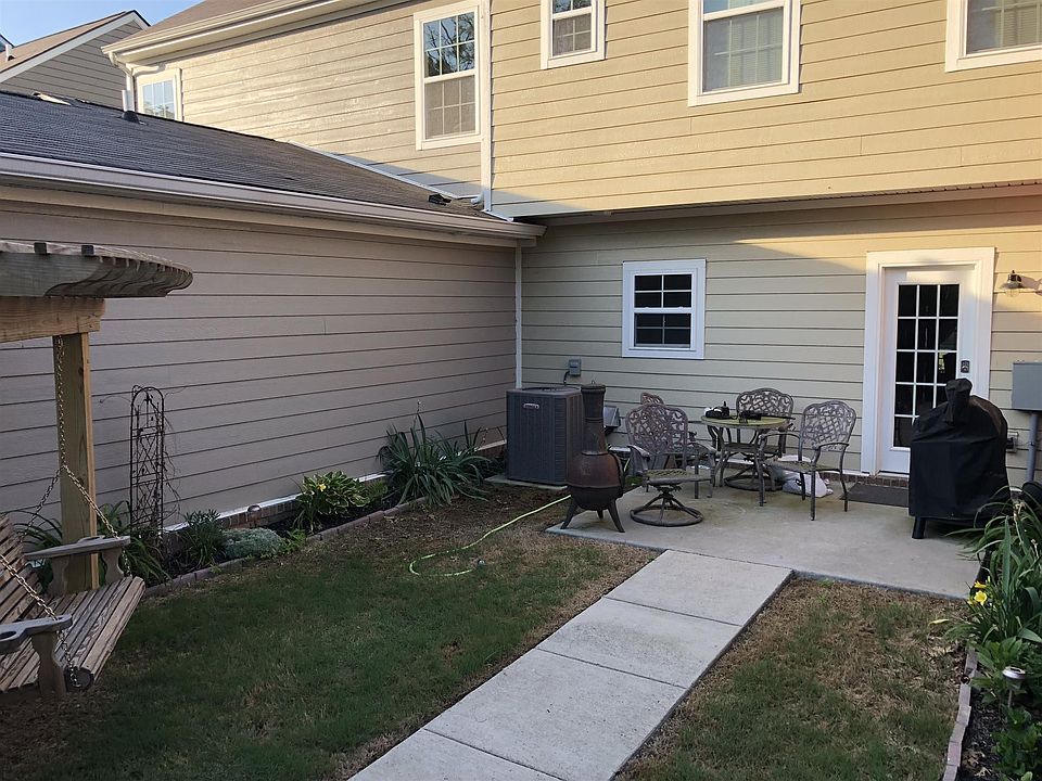 2nd image of 2106 Hemlock Dr