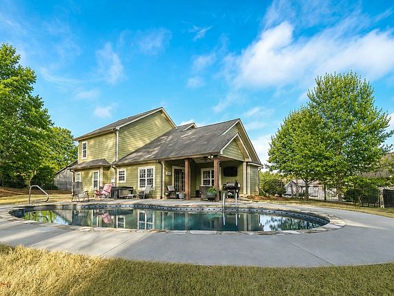 2nd image of 824 Vicki Cir