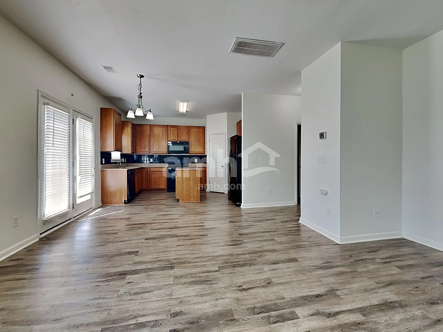 4 bed, 2.5 bath, 2200 sqft, $2,570 — Photo 4
