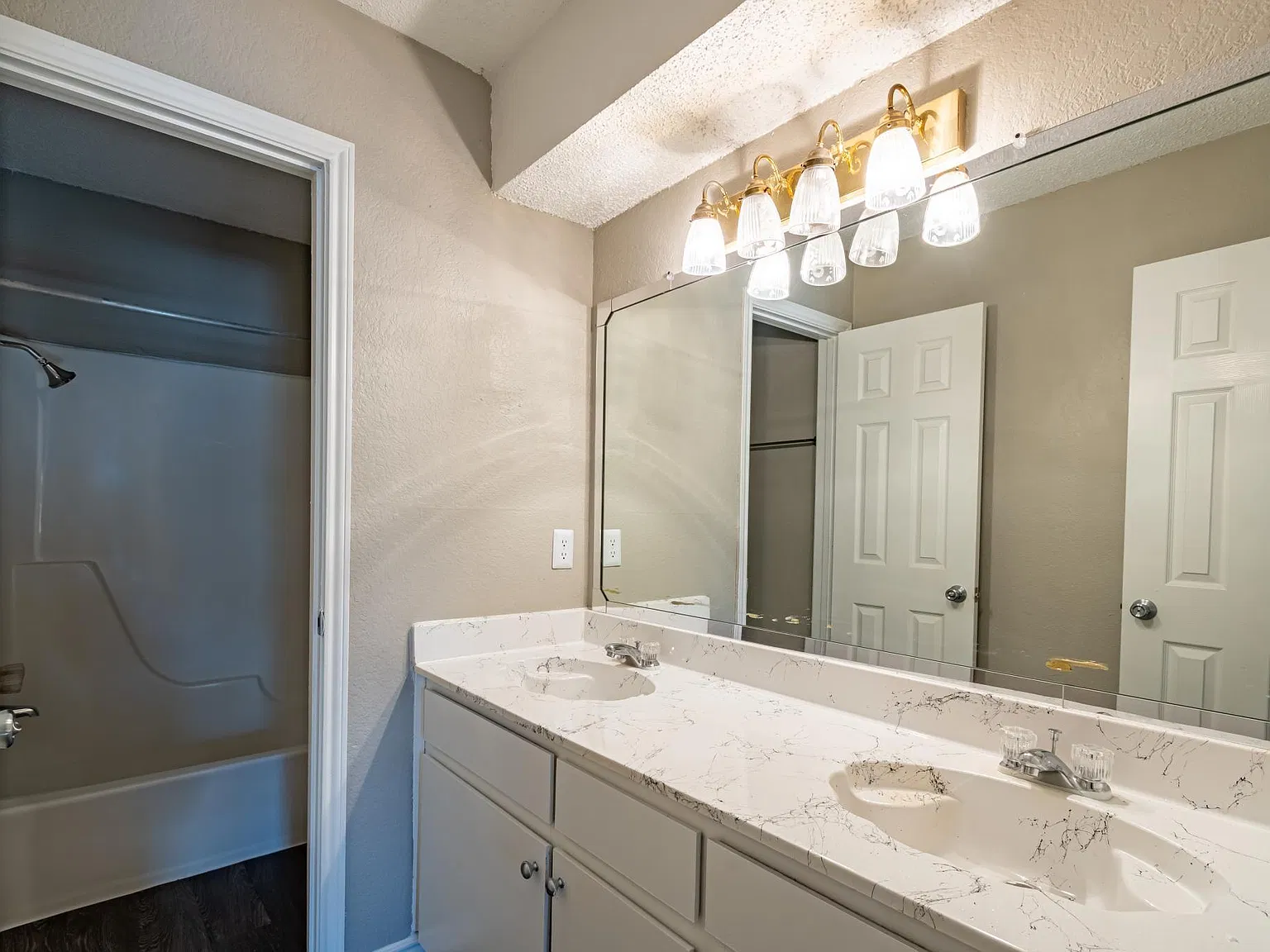 2 bed, 2.5 bath, 1044 sqft, $1,199 — Photo 4