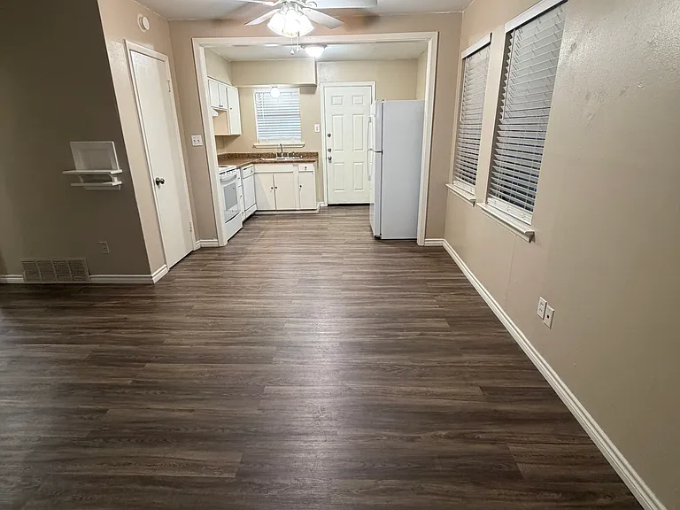 1219 Hampshire Ln #B — Photo 3