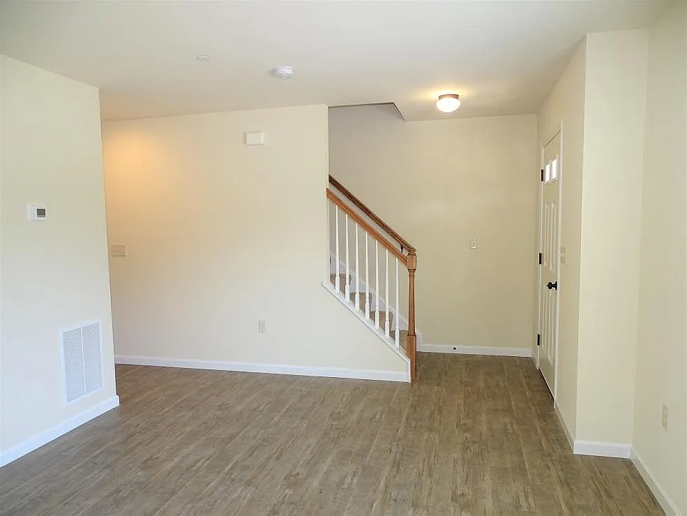 3 bed, 2.5 bath, $1,850 — Photo 2