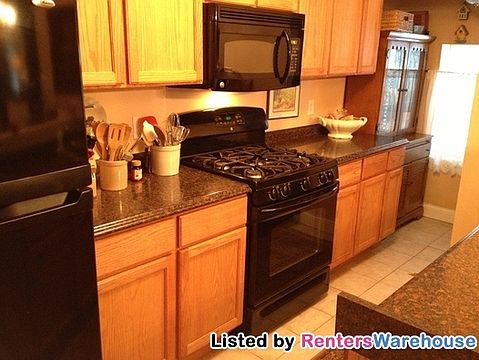 4th image of 2520 Buchanan St NE