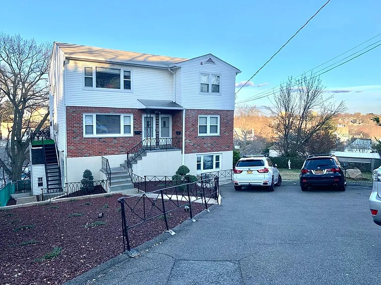 Vernon Ave — Photo 1