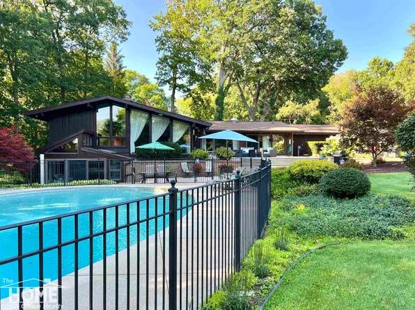2135 Sunset Dr, Owosso, MI 48867