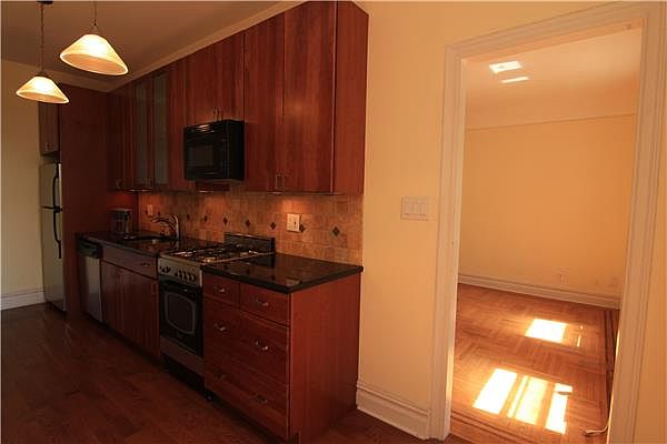 2nd image of 25 Parade Pl APT 5L
