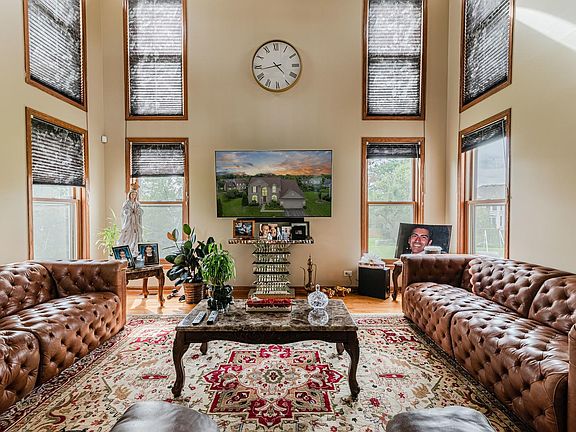 3rd image of 45 Charles Ct