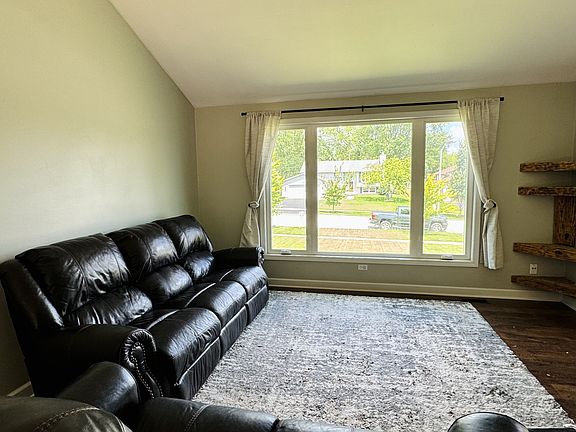 4th image of 2423 Great Oak Dr