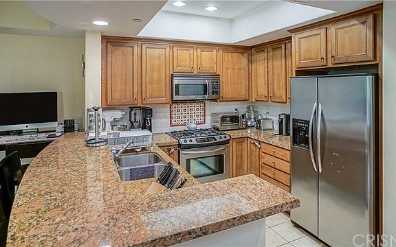 4th image of 5753 N White Oak Ave #4