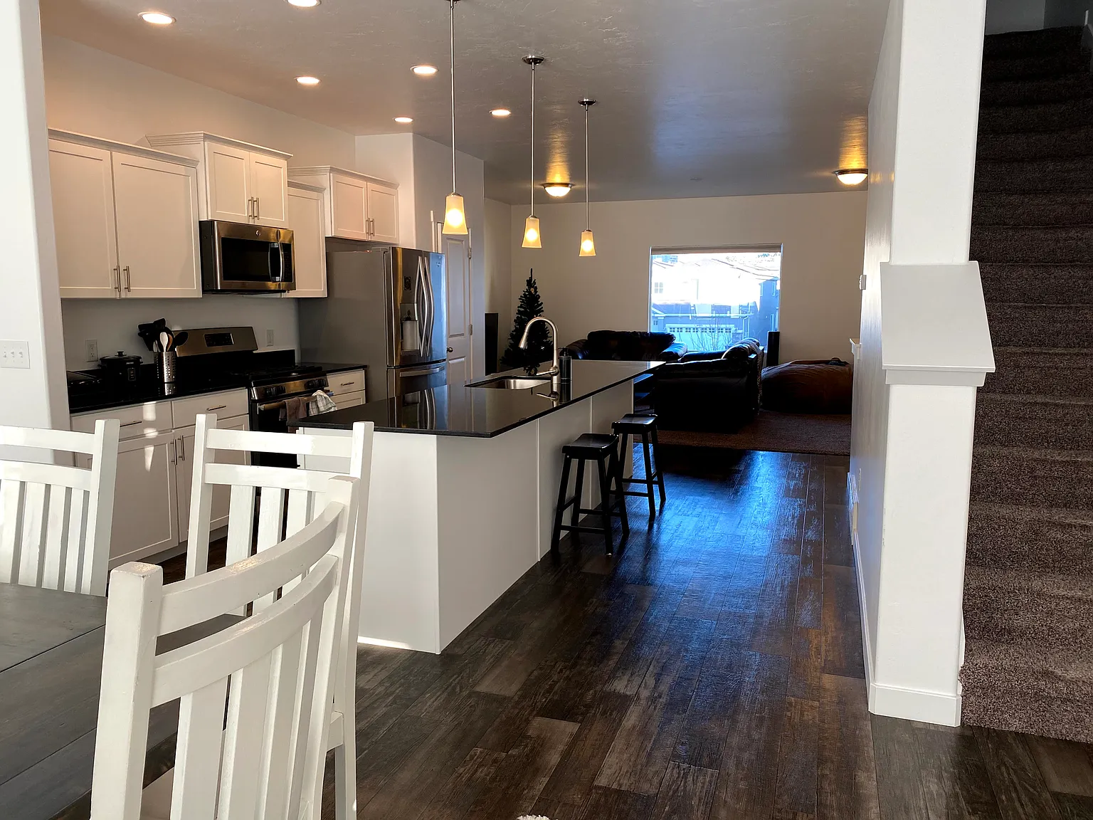 4 bed, 2134 sqft, $2,300 — Photo 3
