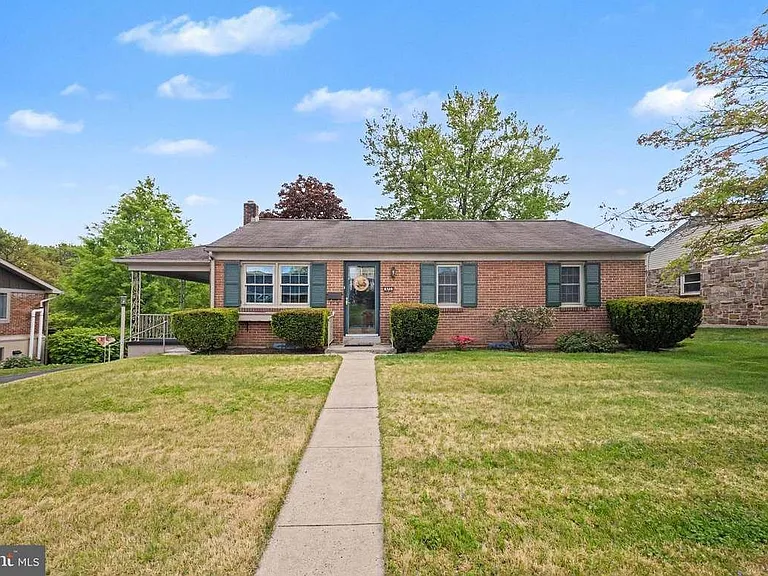 422 Westview Dr — Photo 1