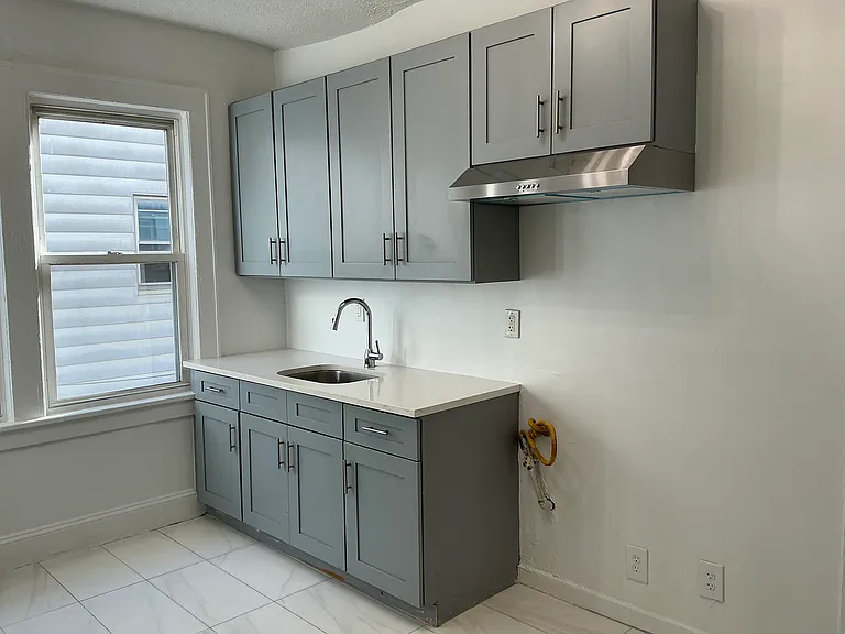 319 Vermont Ave — Photo 4