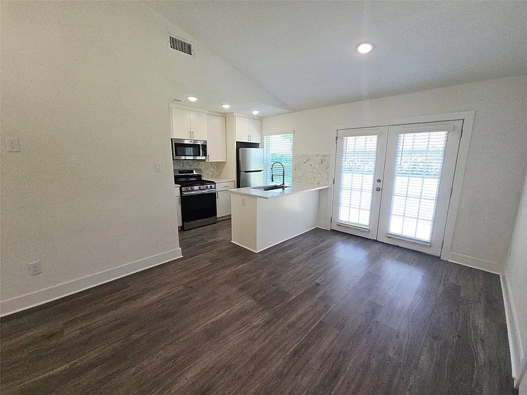 6103 Calmar Cv — Photo 6