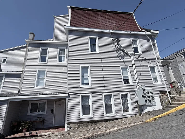 152 E Market St #B — Photo 11