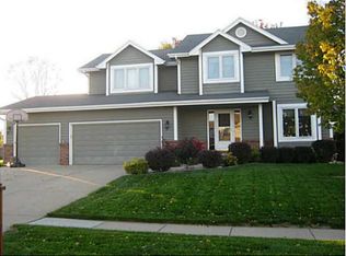 7085 Dakota Dr, West Des Moines, IA 50266
