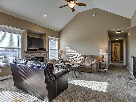 4th image of 800 N Hickory Dr