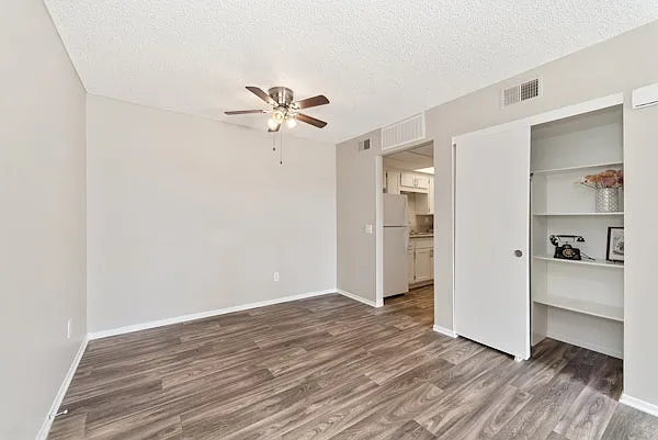 Hadley Apartments — Photo 5