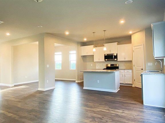 5th image of 205 Stornoway Ln
